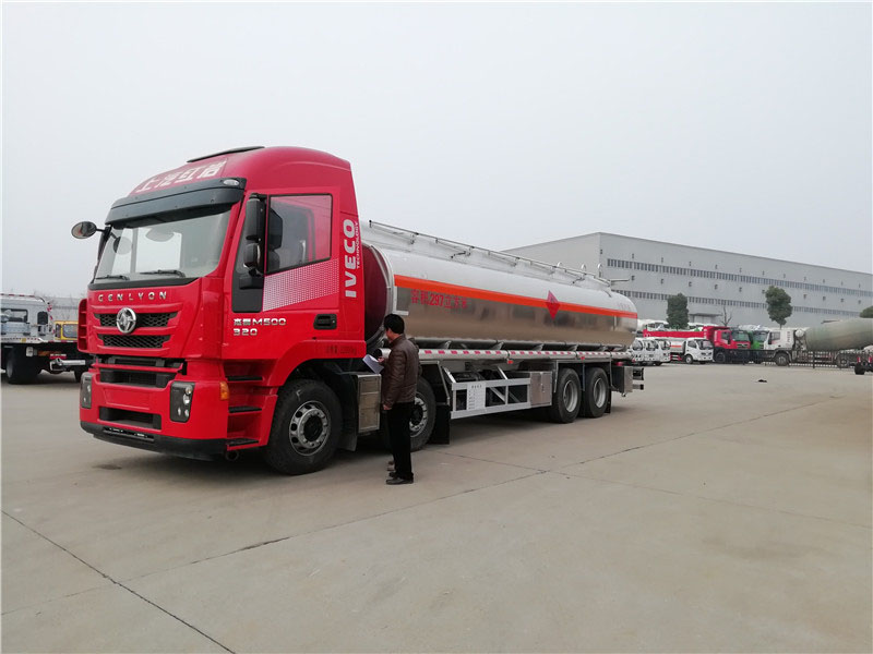 上汽紅巖29.7方前四后八鋁合金運油車，20噸運油車